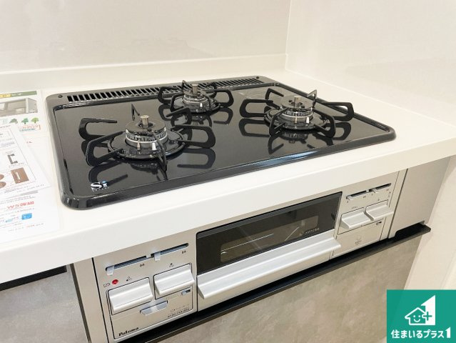 宇治市五ケ庄上村　第25-1期　新築一戸建ての設備|ダブル高火力Ｓｉセンサー付きコンロ！３口あるので、まとめて料理をする時も大活躍！