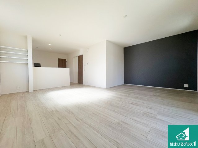 宇治市五ケ庄上村　第25-1期　新築一戸建ての居間・リビング|日当たり良好の明るいリビングで朝の目覚めもスッキリできそう！対面キッチンでご家族のコミュニケーションも自然と増える設計！小さなお子様が遊ぶスペースを作っても広々とくつろげるLDK！