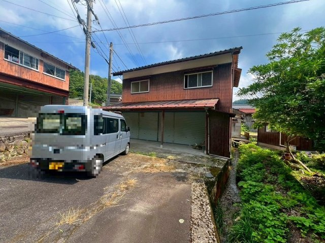 西伯郡伯耆町上細見　中古戸建のその他|シャッター付の倉庫となっております。
