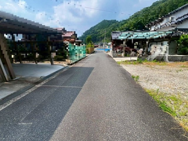 西伯郡伯耆町上細見　中古戸建の周辺|西側接道幅員約4.0ｍです。