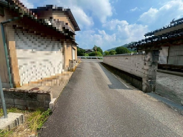 西伯郡伯耆町上細見　中古戸建のその他|南側前面道路写真です。
