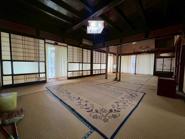 西伯郡伯耆町上細見　中古戸建の和室|1階和室8帖となっております。
開放的な空間となっております〇