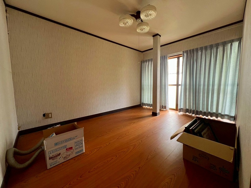 西伯郡伯耆町上細見　中古戸建の洋室|1F洋室になります。
床も問題なく綺麗に使用されております〇