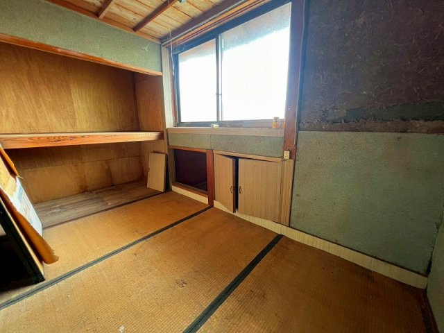 西伯郡伯耆町上細見　中古戸建の和室|2F和室3帖となっております。
収納が多い部屋となっております。

