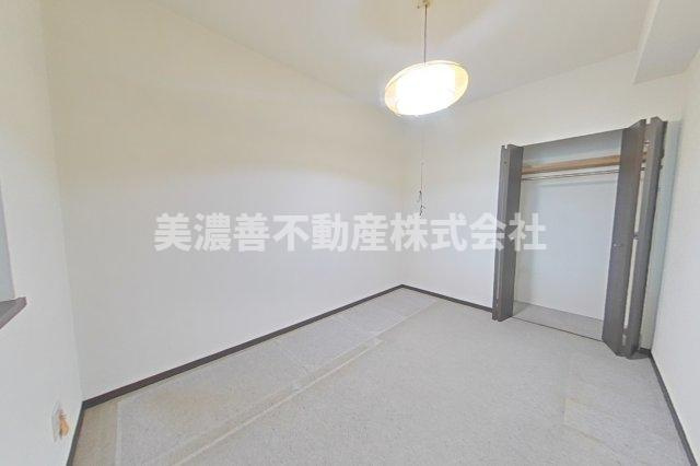 ６５２５３　テラスノバ穂積の洋室