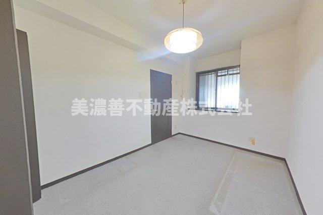 ６５２５３　テラスノバ穂積の洋室