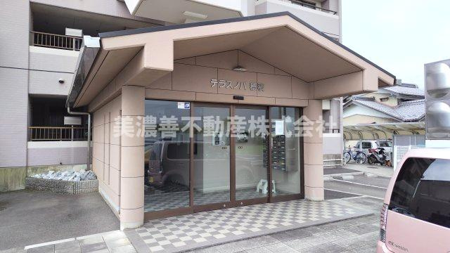 ６５２５３　テラスノバ穂積の玄関