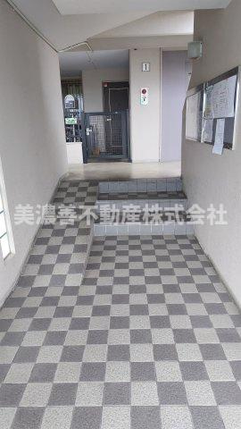 ６５２５３　テラスノバ穂積のエントランス