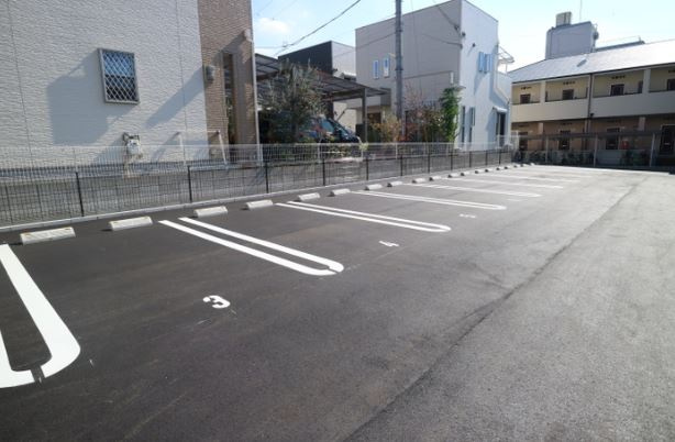 ルーチェ鳳の駐車場