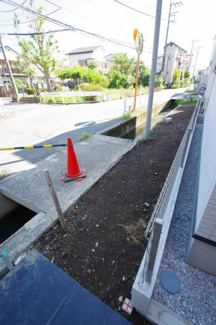 【前面道路含む現地写真】 | 北側道路と水路
