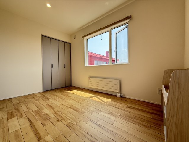 七重浜3丁目築浅中古住宅の洋室