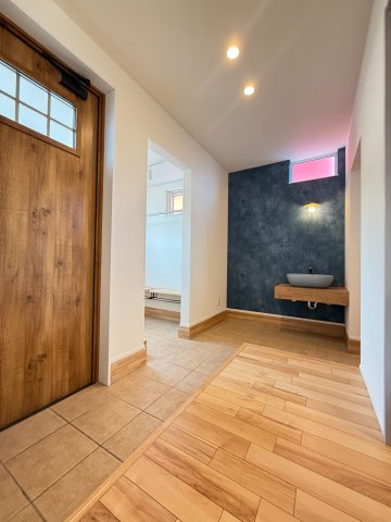 七重浜3丁目築浅中古住宅の玄関