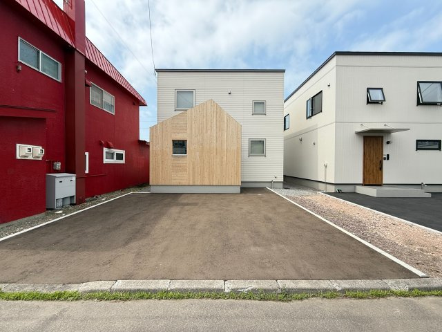 七重浜3丁目築浅中古住宅の駐車場