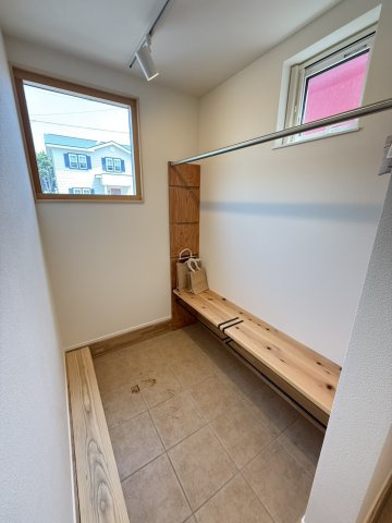 七重浜3丁目築浅中古住宅の収納|玄関横の収納です。シューズインクローゼットとしてご利用できます。