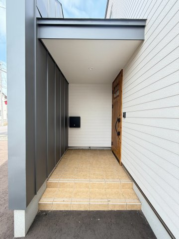 七重浜3丁目築浅中古住宅の玄関