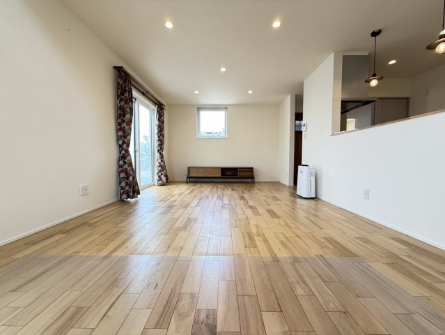 七重浜3丁目築浅中古住宅の居間・リビング