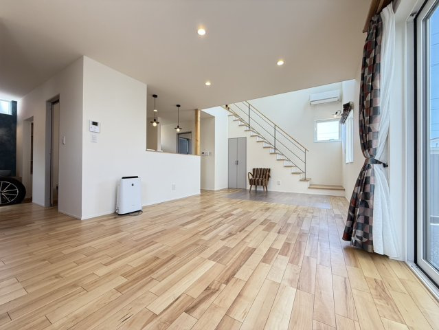 七重浜3丁目築浅中古住宅の居間・リビング