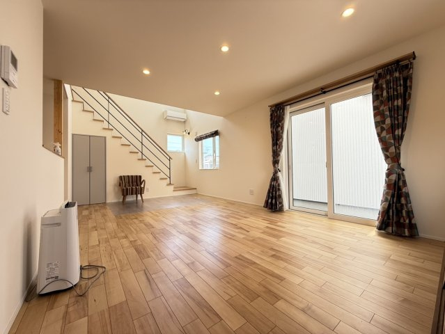 七重浜3丁目築浅中古住宅の居間・リビング