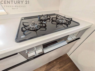 多数の調理器具を同時に使用でき、料理の効率化が可能。省エネで節約になり、様々な料理スタイルに適応できます。また、火力調整が独立しており、手入れや掃除もしやすく、今よりもっとお料理が楽しくなるかも。