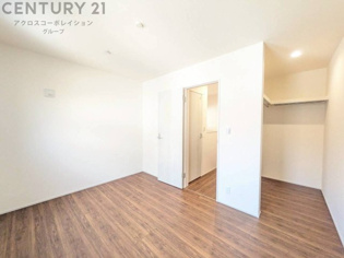 子供部屋…創造性や成長を促す遊びの空間を提供。学習や趣味に集中できる環境を整えます。個別のプライベートスペースは自己表現と自立心を育み、心地よい睡眠環境を整えリラックスできる場所を提供。