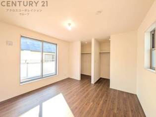 寝室…リラックスできるプライベート空間で、快適な睡眠をサポート。個人の好みに合わせたインテリアや寝具で心地良さを追求。プライベートな時間を過ごし、リフレッシュする場所におすすめです。