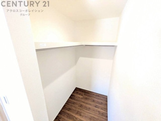 ウォークインクローゼットは、歩いて入れるタイプの収納スペースで、衣類や小物を整理しやすいのが特徴です。一般的なクローゼットよりも広く、収納力が高いため、家の中をすっきり保つのに役立ちます。