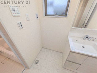 洗濯物の仕分け作業がしやすく、整理整頓が容易になります。洗濯音や湿気を他の部屋に持ち込まず、生活環境を快適に保ちます。上部を活用すれば収納スペースを確保でき洗剤や洗濯用品の整理もしやすくなります。