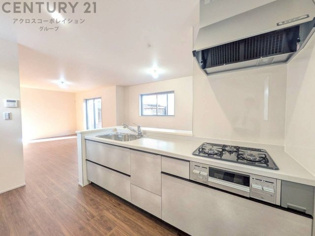 シンプルなデザインと使いやすさを兼ね備えた対面式システムキッチンは、効率的な作業スペースを提供し、家族やゲストとのコミュニケーションを促進します。