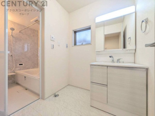 衣服の収納や脱ぎ着や整理整頓がしやすく、湿った衣類を乾燥させるスペースがありカビや臭いの発生を防ぎます。床の汚れを他の部屋に持ち込まず清潔を保つことができます。また快適な入浴環境の整備にも役立ちます。