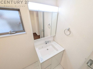 化粧品や洗顔料、歯ブラシなどの必需品をまとめて置ける収納スペースがあり、使用するたびに取り出す手間が省けます。また、水回りのため、濡れても大丈夫な素材が使用されており、お手入れが簡単です。