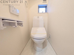 温水洗浄便座付トイレは温水洗浄機能により、暖かい水でおしりを洗浄することができ、冷たい水を使う従来の便座に比べ、温水洗浄機能で暖かいトイレを提供し、快適な使用を可能にします。