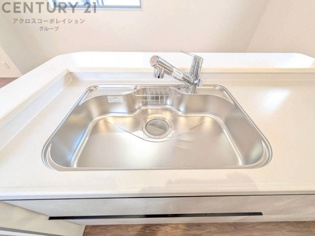 大きなシンクでお鍋などの大きな調理器具を洗う際にも便利です。