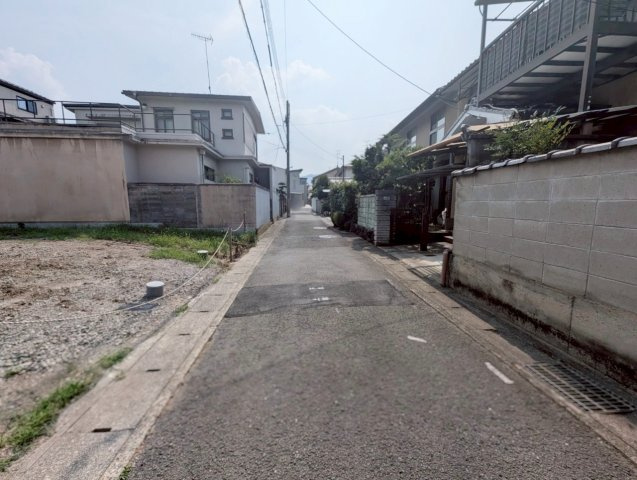 太秦上ノ段町　1号地の前面道路含む現地写真|前道幅員約４ｍとなっております。