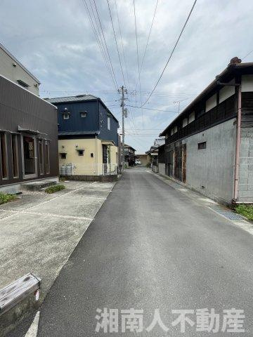 小田原市栢山　中古戸建の前面道路含む現地写真|前面道路含む現地写真です