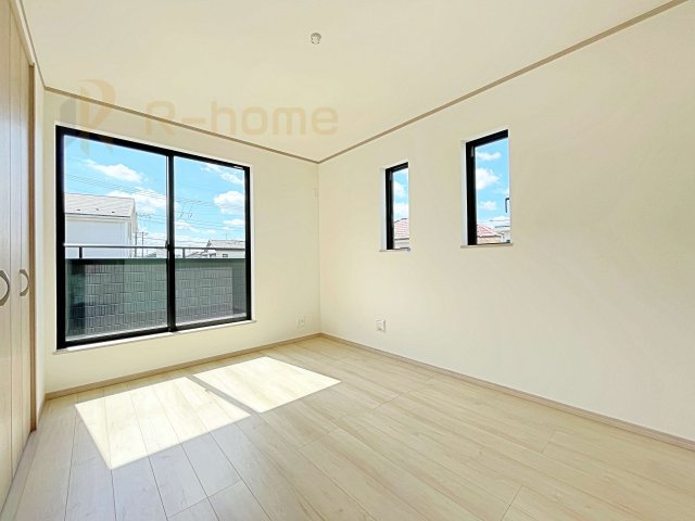 守谷市けやき台6丁目　新築戸建て　A号棟の洋室|2面窓の風通しの良い洋室です♪差し込む暖かな陽当たりで、室内がくつろげる空間に早変わりです♪