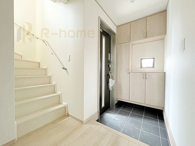 守谷市けやき台6丁目　新築戸建て　A号棟の玄関|気持ちよくご家族やゲストを送迎できる穏やかな雰囲気の玄関♪大きな下駄箱で玄関廻りスッキリ♪