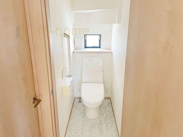 守谷市けやき台6丁目　新築戸建て　A号棟のトイレ|温水洗浄便座付きのトイレ。
トイレが２ヵ所設置で朝の忙しい時間でも安心です。