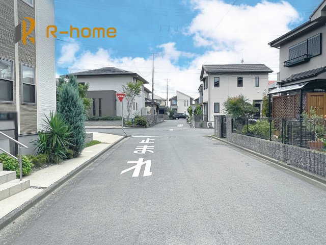守谷市けやき台6丁目　新築戸建て　A号棟の前面道路含む現地写真|『今から見たい！』大歓迎です♪
お気軽にＲ－ｈomeまでお問い合わせください。