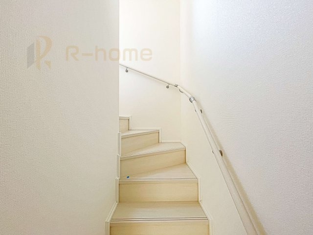 守谷市けやき台6丁目　新築戸建て　A号棟の内装|手すりのついた階段！小さなお子様の利用も一安心です♪