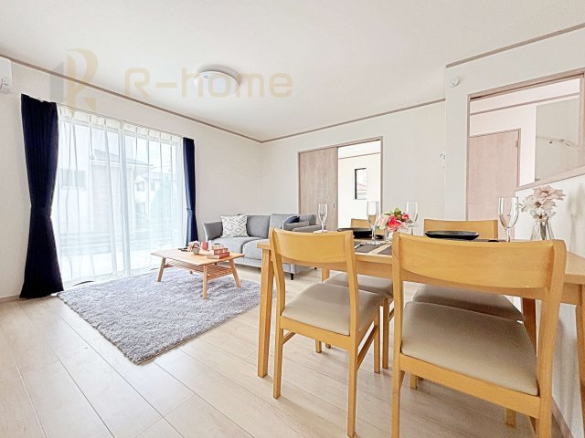 守谷市けやき台6丁目　新築戸建て　A号棟の居間・リビング|たっぷりの陽光が注ぎ込む明るいリビング♪隣接の洋室を開放すると更なる大空間に変身♪