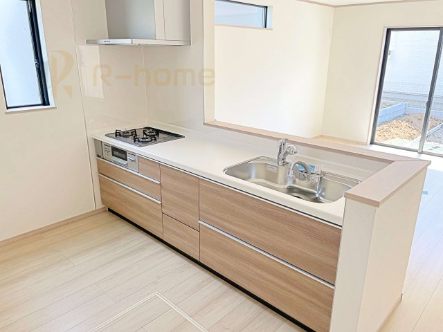 守谷市けやき台6丁目　新築戸建て　A号棟のキッチン|料理をしながら家族とコミュニケーションが取れる対面式システムキッチン。