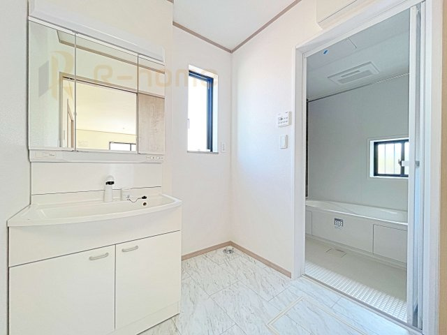 守谷市けやき台6丁目　新築戸建て　A号棟の洗面所|清潔感溢れる洗面台は嬉しい三面鏡付き。洗剤や歯ブラシなどもすっきり収納できます♪