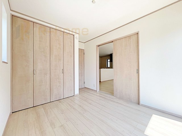 守谷市けやき台6丁目　新築戸建て　A号棟の洋室|1階洋室はゲストルーム、キッズスペースとしても利用可能♪
開放してリビングと繋げればゆとりの大空間！