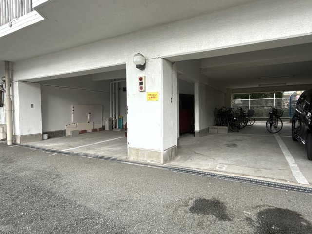 コーポラス今宿の駐車場