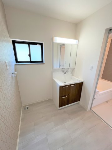 【洗面所】 | 仲介手数料無料！高泊小学校に通えるリフォーム済み中古住宅　山陽小野田市西高泊 | シャンプードレッサーはシャワーヘッドが伸びるタイプ