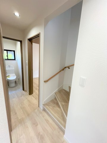 【その他】 | 仲介手数料無料！高泊小学校に通えるリフォーム済み中古住宅　山陽小野田市西高泊 | 階段には手すりも付いて安心ですね。