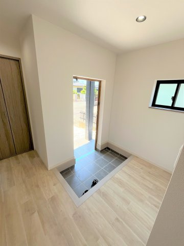 【玄関】 | 仲介手数料無料！高泊小学校に通えるリフォーム済み中古住宅　山陽小野田市西高泊 | きれいな玄関です