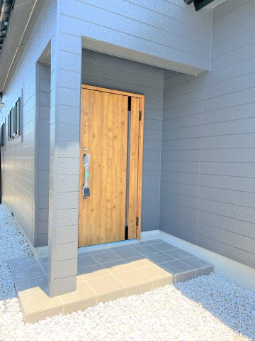 【エントランス】 | 仲介手数料無料！高泊小学校に通えるリフォーム済み中古住宅　山陽小野田市西高泊 | 新品玄関ドア