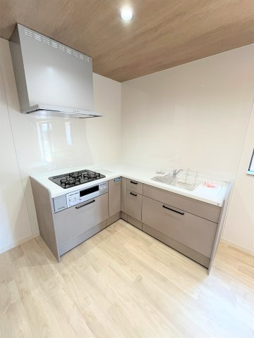 【キッチン】 | 仲介手数料無料！高泊小学校に通えるリフォーム済み中古住宅　山陽小野田市西高泊 | 使い勝手の良いシステムキッチンで楽しくクッキング♪