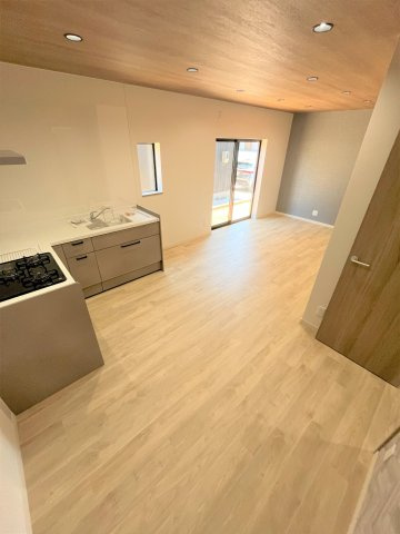 【居間・リビング】 | 仲介手数料無料！高泊小学校に通えるリフォーム済み中古住宅　山陽小野田市西高泊 | ゆったりとしたリビングは家族の団らんがはずみますね♪